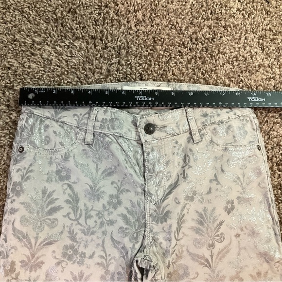 Abercrombie and Fitch Floral Foil Slim Jeans Size 0 Gray / Silver - Picture 4 of 9